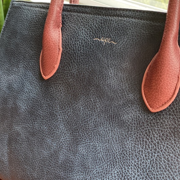 Espe Vegan Leather Tote - Picture 2 of 4
